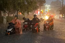 Mưa lớn kéo dài, người dân TP HCM vật lộn giữa dòng nước