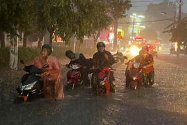 Mưa lớn kéo dài, người dân TP HCM vật lộn giữa dòng nước