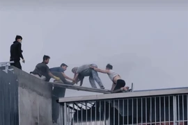 Hai người đàn ông phá mái tôn cứu 7 người mắc kẹt