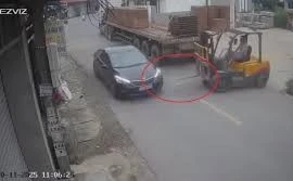 Xe nâng ra đường thiếu quan sát, rạch đôi xe con chạy ngang 