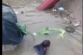 Thót tim tài xế thoát ra khỏi chiếc ô tô chìm ở trạm bơm 