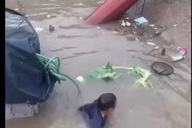 Thót tim tài xế thoát ra khỏi chiếc ô tô chìm ở trạm bơm 