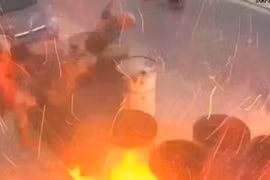 Hai người đàn ông nghịch lửa với thùng đựng cặn dầu, bị nổ tung ngay lập tức