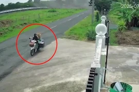 Shipper đi qua vị trí bom rơi vẫn thản nhiên giao hàng