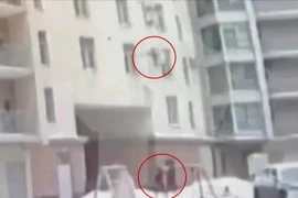 Khoảnh khắc người đàn ông cứu được cậu bé 7 tuổi ngã từ bệ cửa sổ tầng 7
