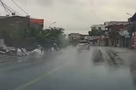 Lao như tên bắn giữa trời mưa, ô tô đâm vào người đi xe máy rồi lật ngửa 