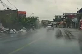 Lao như tên bắn giữa trời mưa, ô tô đâm vào người đi xe máy rồi lật ngửa 