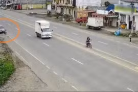 Người phụ nữ tông văng khi đang chờ phương tiện giao thông công cộng