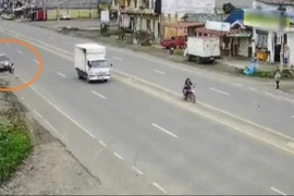 Người phụ nữ tông văng khi đang chờ phương tiện giao thông công cộng