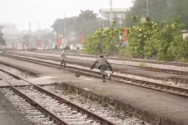 Người đàn ông thoát chết trong gang tấc khi cố đi bộ qua đường tàu