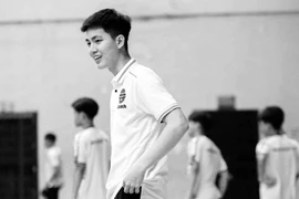  Khoảnh khắc cầu thủ trẻ ngã quỵ và tử vong khi đang đá bóng