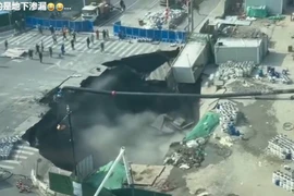 Hố sụt 'khổng lồ' bất ngờ ở Thượng Hải làm chấn động tuyến tàu điện ngầm 