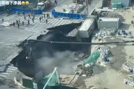 Hố sụt 'khổng lồ' bất ngờ ở Thượng Hải làm chấn động tuyến tàu điện ngầm 