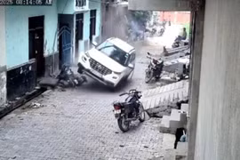 Bé trai điều khiển ô tô đâm hàng loạt xe máy trên phố 