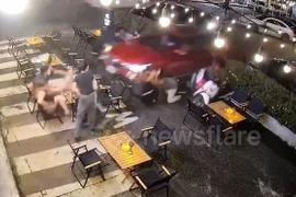 Xe hơi 'đâm thủng' vào cửa hàng lẩu, trúng nhiều thực khách 