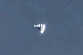 Người dân phát hiện vật thể bay bí ẩn phát sáng trên bầu trời