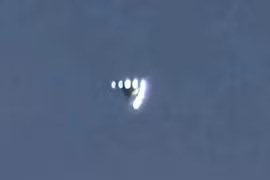 Người dân phát hiện vật thể bay bí ẩn phát sáng trên bầu trời