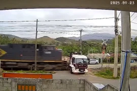 Cố băng qua đường ray, xe tải bị tàu hỏa tông tan nát 