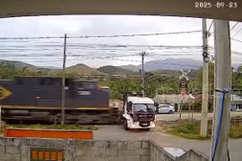 Cố băng qua đường ray, xe tải bị tàu hỏa tông tan nát 