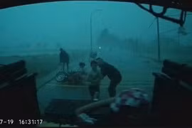 Tài xế dùng xe bán tải che chắn cho 5 trẻ trong cơn dông 