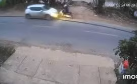 Khoảnh khắc ô tô lấn làn đâm trực diện khiến người đi xe máy bị đâm văng