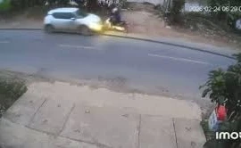 Khoảnh khắc ô tô lấn làn đâm trực diện khiến người đi xe máy bị đâm văng