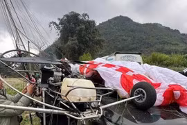 Dù lượn gắn động cơ va chạm với xe ô tô tại Cao nguyên đá Đồng Văn