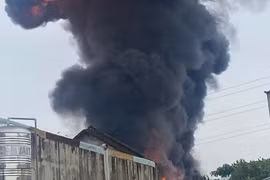 Cháy lớn xưởng sơn ở TPHCM, cột khói bốc cao trăm mét 