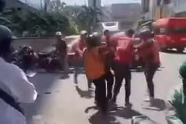 Nam shipper bị nhóm đồng nghiệp hành hung giữa đường vì lý do bất ngờ 