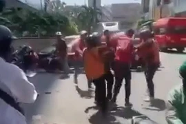 Nam shipper bị nhóm đồng nghiệp hành hung giữa đường vì lý do bất ngờ 