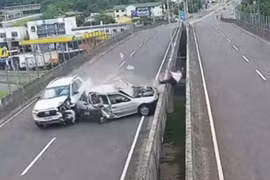 Dừng lại để đóng nắp capo, người đàn ông bị húc văng khỏi cầu