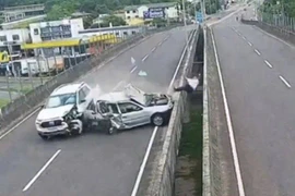 Dừng lại để đóng nắp capo, người đàn ông bị húc văng khỏi cầu