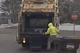 Nhân viên thu gom rác 'ngã ngửa' vì phát hiện tội phạm trốn trong thùng rác 