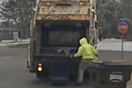 Nhân viên thu gom rác 'ngã ngửa' vì phát hiện tội phạm trốn trong thùng rác 