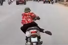 Người đàn ông tạt đầu ôtô, phóng ngược chiều trên Quốc lộ 6