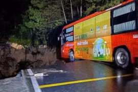 Đèo Mimosa gãy làm đôi, xe khách 45 chỗ 'chới với' ngay miệng vực 