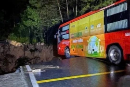 Đèo Mimosa gãy làm đôi, xe khách 45 chỗ 'chới với' ngay miệng vực 