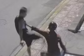 Thanh niên vô cớ bị người đàn ông ‘tác động’ ở Bình Dương 