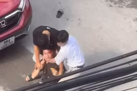 Va chạm giao thông, hai cha con hành hung nam thanh niên 