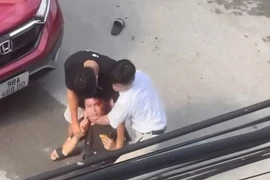 Va chạm giao thông, hai cha con hành hung nam thanh niên 