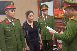 Bắt khẩn cấp người phụ nữ chửi bới, ép tiền trông xe khách đi lễ ở Bắc Ninh