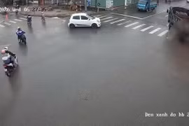 Bà chở theo cháu đi xe máy điện bị xe tải cán tử vong 