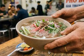 Bún, phở nhích lên 5.000đ: Người bán khó, người ăn cũng phải tính toán