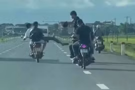 Nhóm thanh niên vừa chạy xe vừa đánh nhau trên quốc lộ 1