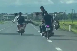 Nhóm thanh niên vừa chạy xe vừa đánh nhau trên quốc lộ 1
