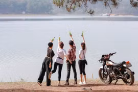 Từ giảng đường đến đời thực: Hành trình debut đầy màu sắc của tân sinh viên
