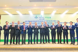 Petrovietnam/PV GAS ký kết và trao văn kiện Dự án phát triển mỏ Nam Du–U Minh