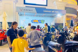 Người dân chốt đơn liền tay xe máy điện VinFast tại sự kiện“Đổi xăng lấy điện”