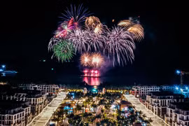 Pháo hoa rực rỡ Vịnh trung tâm