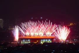 Lần đầu tiên pháo hoa bắn liên tục từ đầu đến cuối tại “concert quốc gia” ở Mỹ Đình tối nay